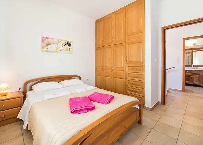 فيلة San Dimitrio House On The